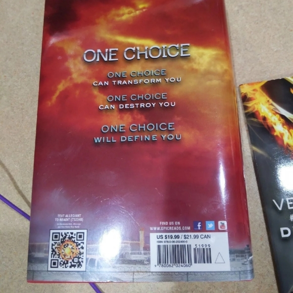 Brand New allegiant book and bonus - Picture 6 of 9